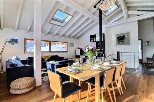 une salle à manger et un salon avec une table et des chaises dans l'établissement Résidence Kanga - Chalet Kanga - 10 Personnes - Morzine MAE-3921, à Morzine
