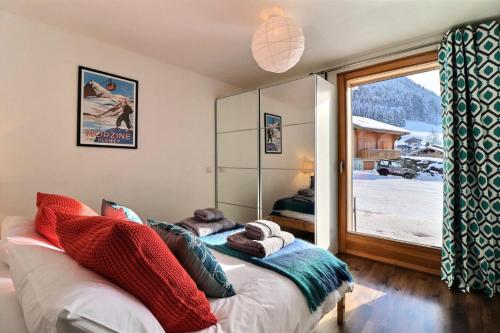 un salon avec un canapé et une fenêtre dans l'établissement Résidence Kanga - Chalet Kanga - 10 Personnes - Morzine MAE-3921, à Morzine