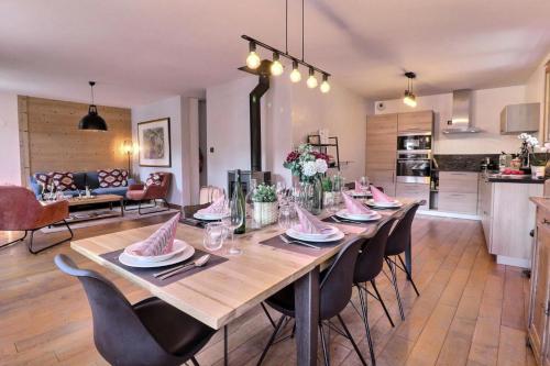 une salle à manger et une cuisine avec une table et des chaises dans l'établissement Résidence Le Refuge De L'hermine - Appartement La Terrasse - 8 Personnes - Morzine MAE-3951, à Morzine