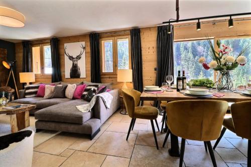 un salon avec un canapé et une table dans l'établissement Résidence Eveleen - Chalet Eveleen - 8 Personnes - Morzine MAE-3971, à Morzine