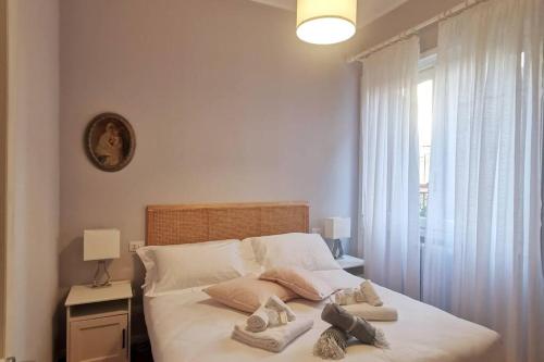 een slaapkamer met een bed met handdoeken erop bij Il porto di Santa - a un passo da Portofino in Santa Margherita Ligure