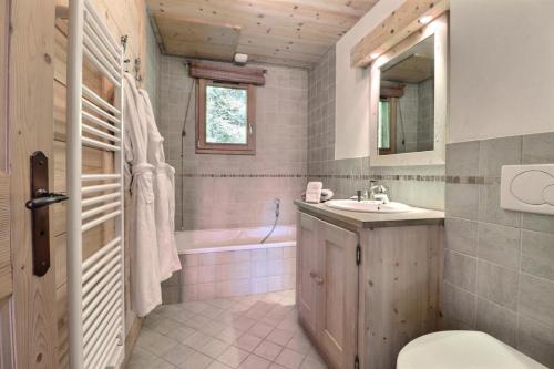 une salle de bain avec toilettes, lavabo et baignoire dans l'établissement Résidence Les Hauts Forts De La Croix - Appartement Blue Olive - 8 Personnes - Morzine MAE-3981, à Morzine