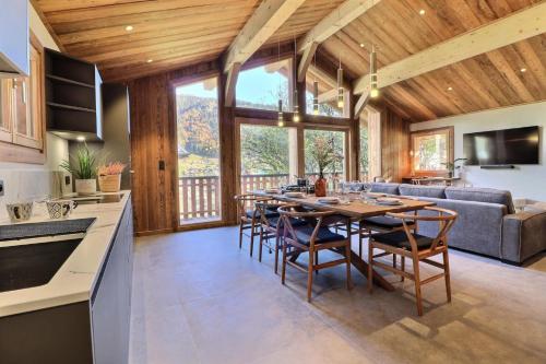 une cuisine et un salon avec une table et des chaises dans l'établissement Résidence Dolce Vita - Chalet Dolce Vita - 8 Personnes - Morzine MAE-3991, à Morzine