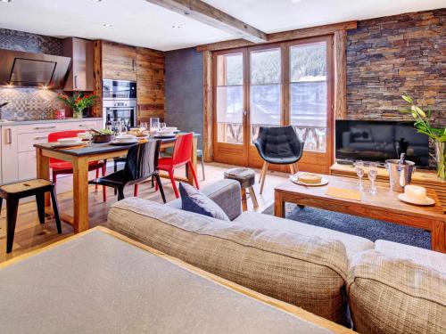un salon avec un canapé et une table dans l'établissement Résidence Le Soleil Levant - Appartement Galta - 6 Personnes - Morzine centre MAE-4001, à Morzine