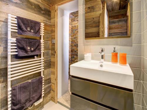 une salle de bain avec un lavabo et un miroir dans l'établissement Résidence Le Soleil Levant - Appartement Galta - 6 Personnes - Morzine centre MAE-4001, à Morzine