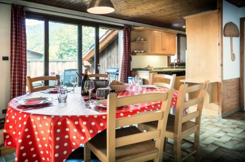 d'une table avec un chiffon rouge et blanc à la polka dans l'établissement Résidence Morzna - Appartement Morzna - 6 Personnes - Morzine centre MAE-4011, à Morzine