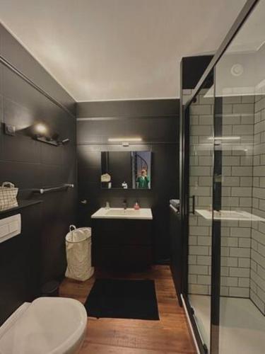 La salle de bains est pourvue de toilettes, d'un lavabo et d'une douche. dans l'établissement Loft moderne dominant la cathedrale, à Limoges