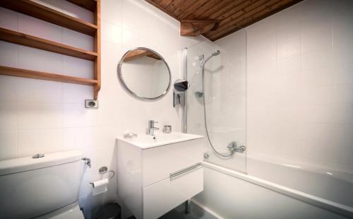 une salle de bain blanche avec un lavabo et une douche dans l'établissement Résidence Morzna - Appartement Morzna - 6 Personnes - Morzine centre MAE-4011, à Morzine