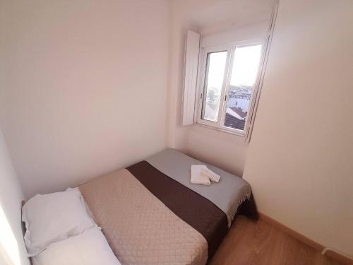 Tempat tidur dalam kamar di Double room in the center of Lisbon