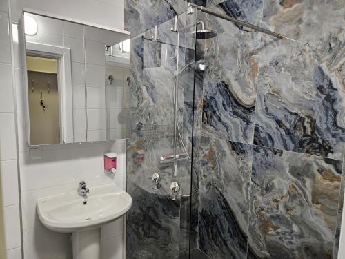 Bilik mandi di Appartement Lukas