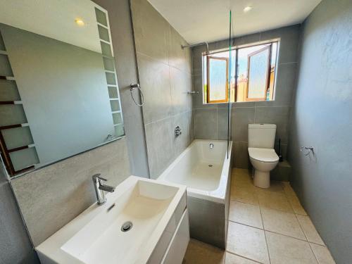 Ένα μπάνιο στο 12 Bay Sands