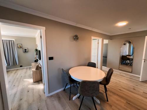 uma sala de jantar com mesa e cadeiras em Garður Apartments em Gardur