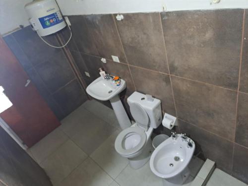 a bathroom with a toilet and a sink at Temporarios Corrientes in Corrientes