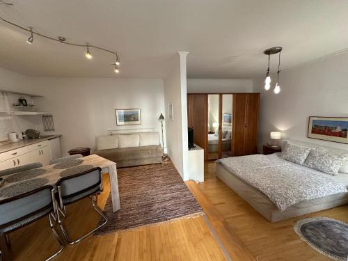 蘇博蒂察的住宿－Apartmani Maximus，一间卧室设有一张床和一间客厅。