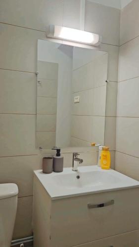 uma casa de banho com um lavatório e um espelho em PEACE em Marselha
