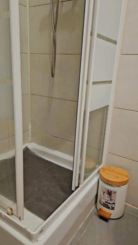 une douche avec une porte vitrée dans une salle de bain dans l'établissement PEACE, à Marseille