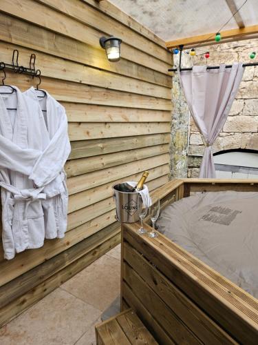 eine Sauna mit einer Holzwand und einer Badewanne in der Unterkunft La Petite Maison Romantique Giverny 5km in Bennecourt