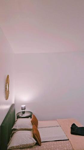 - une rangée de lits dans une chambre avec une table dans l'établissement PEACE, à Marseille