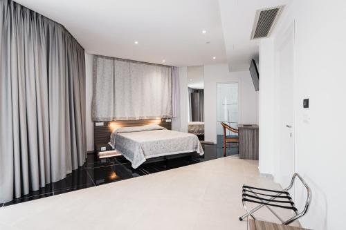 una camera d'albergo con letto e finestra di Hotel Nuova Grottella a Copertino