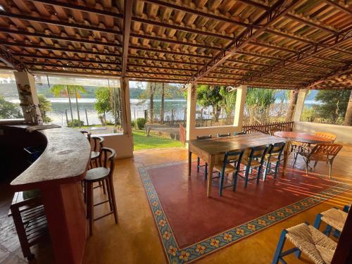 uma sala de jantar com mesa e cadeiras em Casa do Lago - Mar de Minas - Lago de Furnas em Carmo do Rio Claro