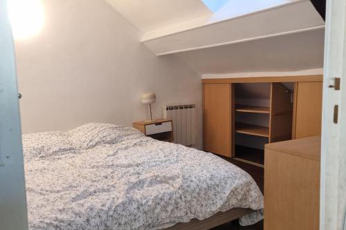 1 dormitorio con 1 cama y vestidor en 3 pièces atypique 63m2, proche centre de Paris., en Les Lilas
