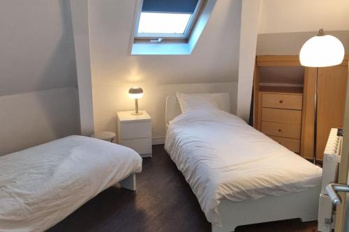 2 camas en un dormitorio pequeño con ventana en 3 pièces atypique 63m2, proche centre de Paris., en Les Lilas
