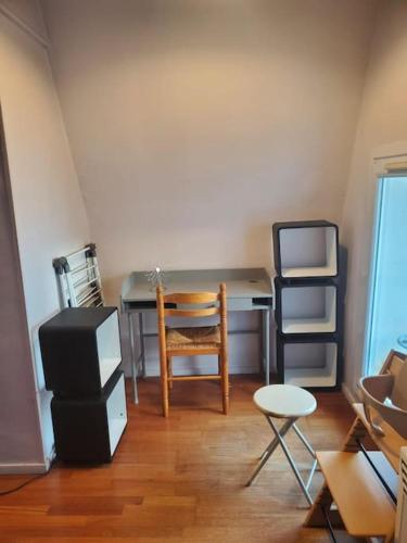Habitación con escritorio con silla y altavoz. en 3 pièces atypique 63m2, proche centre de Paris., en Les Lilas