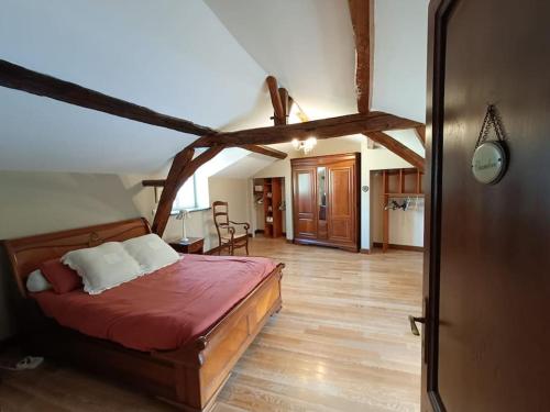 - une chambre avec un lit dans un dortoir doté de parquet dans l'établissement Le Moulin de Malfiance proche Futuroscope, à Doussay