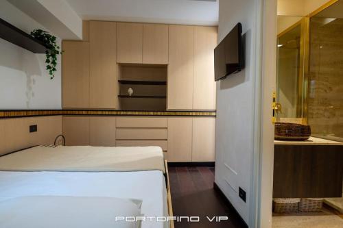 - une cuisine avec un lit et une télévision dans une chambre dans l'établissement King's House by PortofinoVip, à Portofino