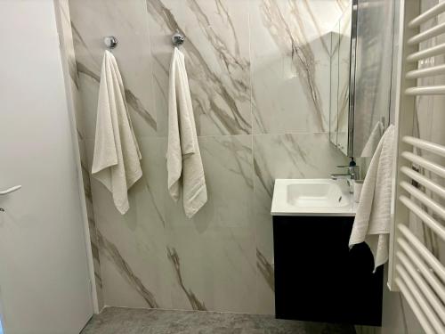 une salle de bain blanche avec un lavabo et un miroir dans l'établissement STUDIO near Monaco sea view balcony, à Roquebrune-Cap-Martin