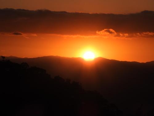 Pogled na izlazak ili zalazak sunca iz planinskih kuća