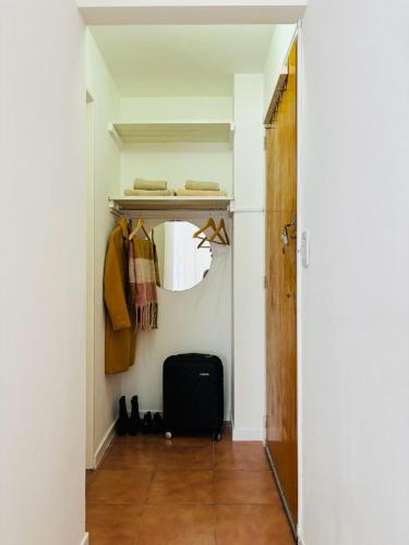 a room with a hallway with a mirror and a closet at Monoambiente/Studio Avenida Gaona Ramos Mejía in Ramos Mejía