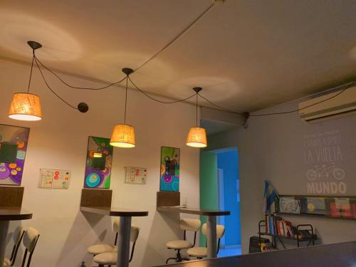 une chambre avec trois lumières suspendues au plafond dans l'établissement Go Hostel, à Córdoba