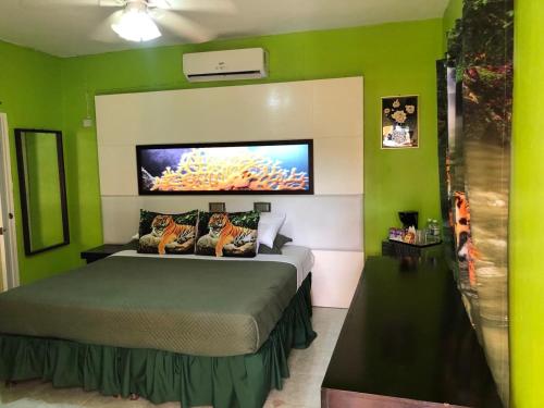 um quarto com uma cama com uma parede verde em Cas Bed and Breakfast em Corral Spring