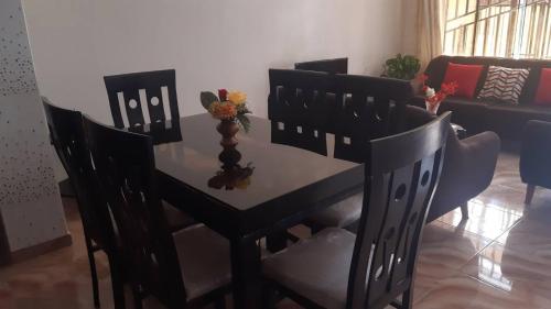 mesa de comedor y sillas con mesa y sofá en Casa para 4-5 personas, en Lima