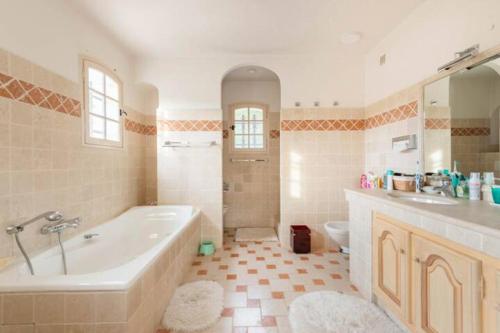 une salle de bain avec une baignoire, un lavabo et des toilettes dans l'établissement Villa Eleven StTropez Ramatuelle Pampelonne beach, à Saint-Tropez