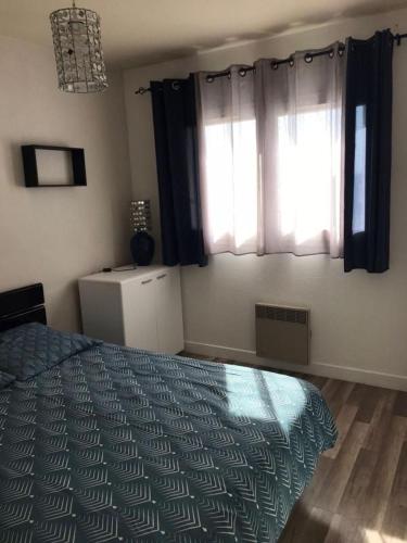 une chambre avec un lit et une fenêtre dans l'établissement Cozy appartement, à Aubervilliers