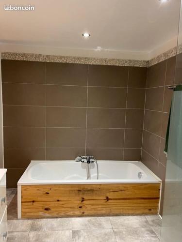 La salle de bains est pourvue d'une baignoire et d'un lavabo. dans l'établissement Cozy appartement, à Aubervilliers