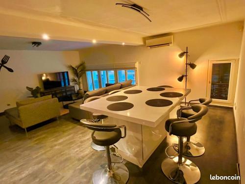 un salon avec une table et quelques chaises dans l'établissement Cozy appartement, à Aubervilliers