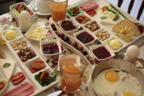 une table garnie d'assiettes de nourriture et de boissons dans l'établissement Turkish Cave House, à Ortahisar
