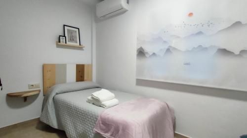 a bedroom with a bed and a picture of mountains at Tiempo de Cerezas in Cabezuela del Valle