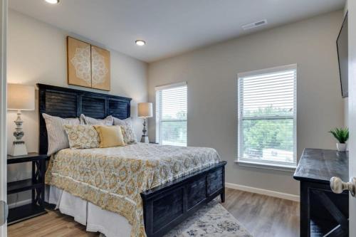 A bed or beds in a room at New Build 3 BR Apt Sleeps 6 - Close to Pkwy