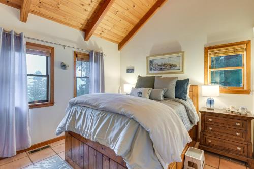 Postel nebo postele na pokoji v ubytování Ocean and Redwoods Views! Coastal NorCal Sanctuary