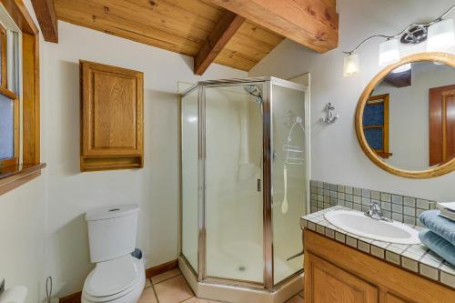 Koupelna v ubytování Ocean and Redwoods Views! Coastal NorCal Sanctuary