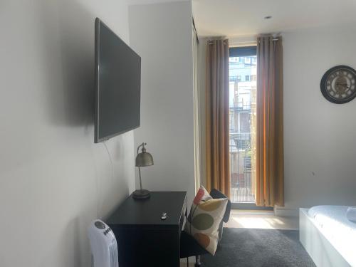 Телевизор и/или развлекательный центр в Modern en-suite room and self catering in london