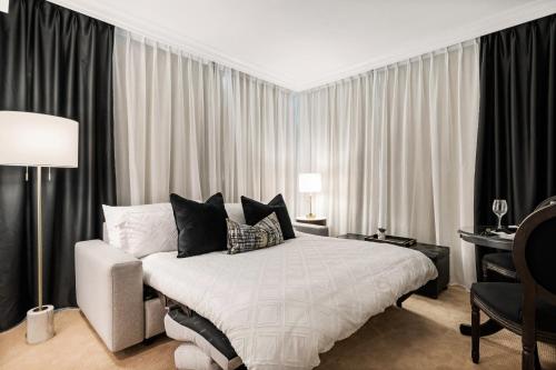 Elegant & Luxury 2 Bed Suite Close to Convention Centre Image