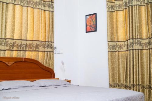 Posto letto in camera con tende e letto in sidx sidx. di Stunning Executive 2 Bedroom Apartment with KING SIZE BED a Kumasi