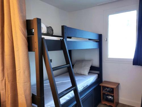 - un lit superposé avec une échelle à côté d'une fenêtre dans l'établissement Résidence Camarine - La Camarine 55 - Joli studio divisible, ski aux pieds MAE-3611, à Valmorel