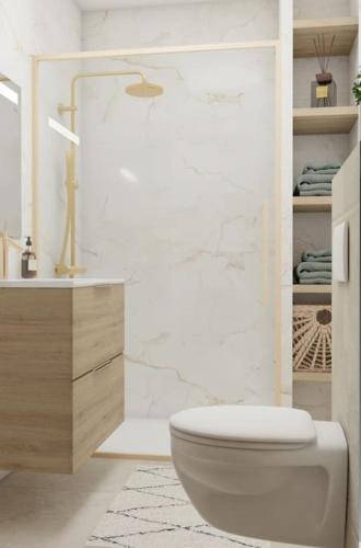 une salle de bain blanche avec des toilettes et un lavabo dans l'établissement ZEN & COSY - CARRÉ d'OR - Hyper centre - Plage, à Nice