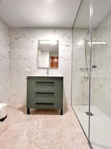 een badkamer met een groene wastafel en een douche bij Extenso y relajante apartamento in Vilaflor